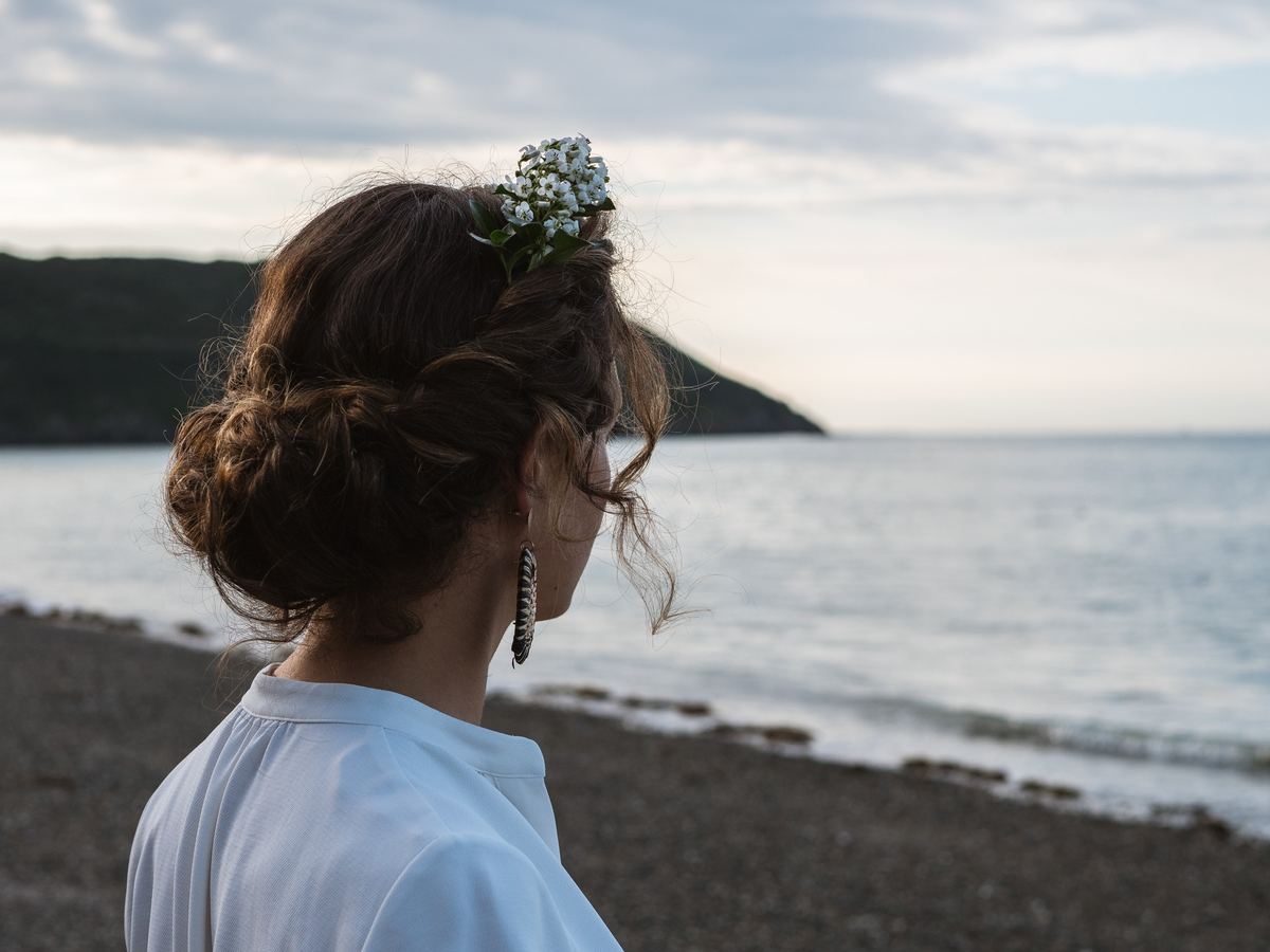 Chignon bohème orné de fleurs blanches