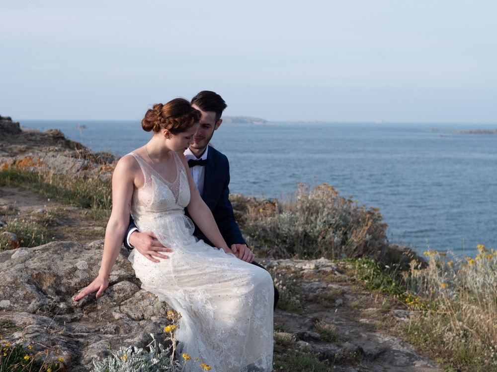 Coiffure de mariée relevée, au bord de la mer