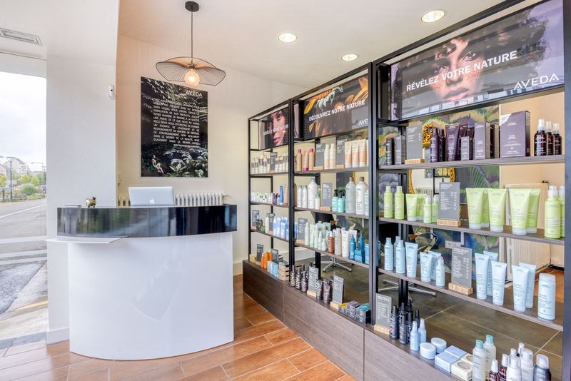 L'accueil du salon et le mur de produits AVEDA